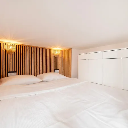 Downtown With Mezzanine By Bookinghost وودج