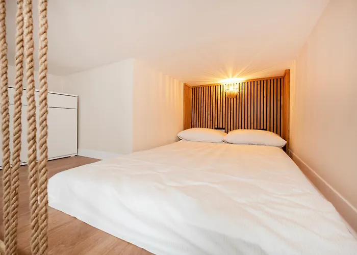 Lägenhet Downtown With Mezzanine By Bookinghost